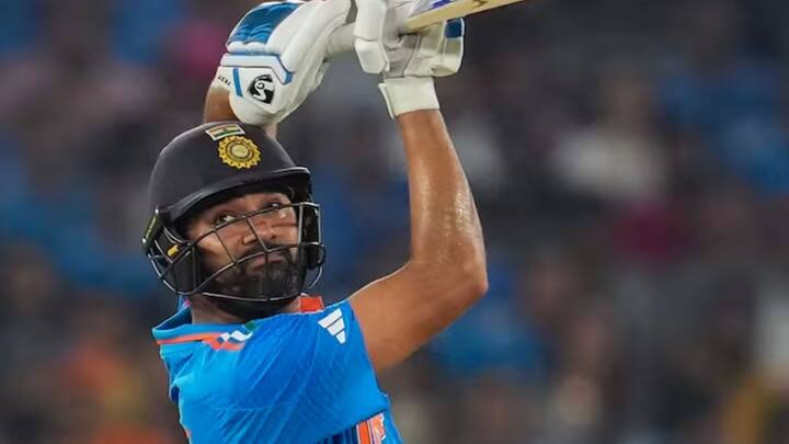 পাকিস্তানের বিরুদ্ধে ম্যাচে প্রথম ভারতীয় হিসাবে ৩০০ ওয়ান ডে ছক্কা হাঁকান রোহিত শর্মা। দ্রুততম ব্যাটার হিসাবে এই মাইলফলক স্পর্শ করেন তিনি।