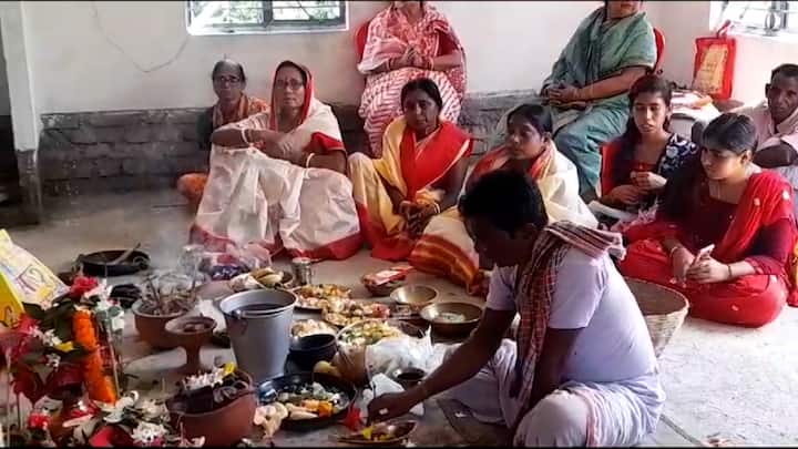 একচালার প্রতিমায় মা দুর্গার সঙ্গী বলতে এখানে তাঁর দুই সখী জয়া ও বিজয়া। লক্ষ্মী, সরস্বতী, কার্তিক, গণেশ --- বাকিরা কেউ নেই। মহালয়ার দিন ঘট বিসর্জন হলেও, প্রতিমা নিরঞ্জন হয় বিজয়া দশমীর দিন। (ছবি ও তথ্য- কৌশিক গাঁতাইত)