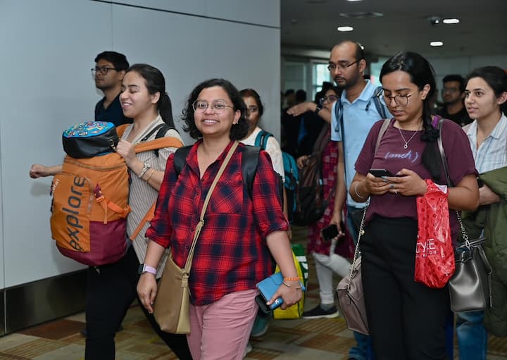 याआधी इस्रायलहून भारतीयांच्या तीन तुकड्या भारतात पोहोचल्या आहेत. पहिल्या तुकडीत 212 भारतीय, दुसऱ्या तुकडीत 235 भारतीय आणि आता तिसऱ्या तुकडीत 197 भारतीय सुखरुप मायदेशी परतले आहेत.