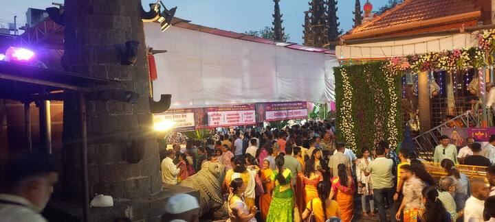 सकाळपासूनच सगळ्या दर्शनरांगा भरून गेल्या होत्या.