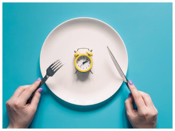 आज से नवरात्रि का व्रत शुरू हैं जो ना केवल दुर्गा मां की पूजा और अर्चना करने से जुड़े हैं बल्कि ये आपके शरीर को डिटॉक्स करने में भी मदद करते हैं. लेकिन व्रत के दौरान कम खाने से भूख लगना स्वाभाविक है. ऐसे में भूख पर नियंत्रण रखना महत्वपूर्ण हो जाता है ताकि हमारा शरीर प्रभावित न हो. आइए जानते हैं कैसे?