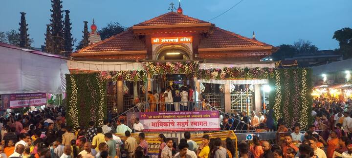 आदिशक्तीचा जागर करणाऱ्या या उत्सवाला मोठ्या मंगलमयी व उत्साही वातावरणात सुरुवात झाली.