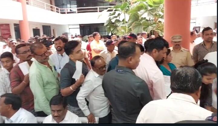 मतदारसंघातील लोकांना पुणे मुंबई ठिकाणी यायला लागू नये, म्हणून अजित पवार बारामतीत जनता दरबार घेत असतात.