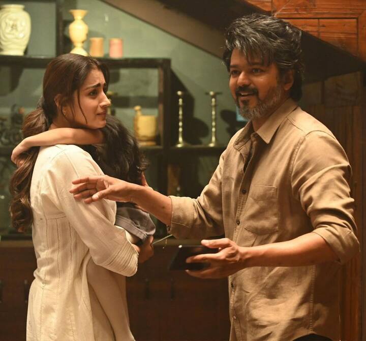 విజయ్, త్రిష 14 ఏళ్ళ విరామం తర్వాత జంటగా నటించిన చిత్రమిది. పైగా, ఇద్దరికి ఫ్యాన్స్ ఉండటం... లోకేష్ కనగరాజ్ దర్శకత్వం వహించిన సినిమా కావడంతో అంచనాలు ఏర్పడ్డాయి. (Image Courtesy : trishakrishnan / Instagram)