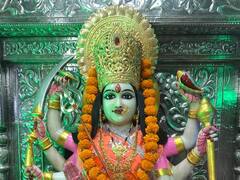 यूपी के मंदिरों में उमड़ा आस्था का सैलाब, कपाट खुलते ही गूंजे जय माता दी के जयकारे