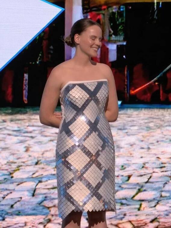 Adobe ने फेल किया उर्फी का लुक, इशारों पर ये ड्रेस बदलती है डिजाइन