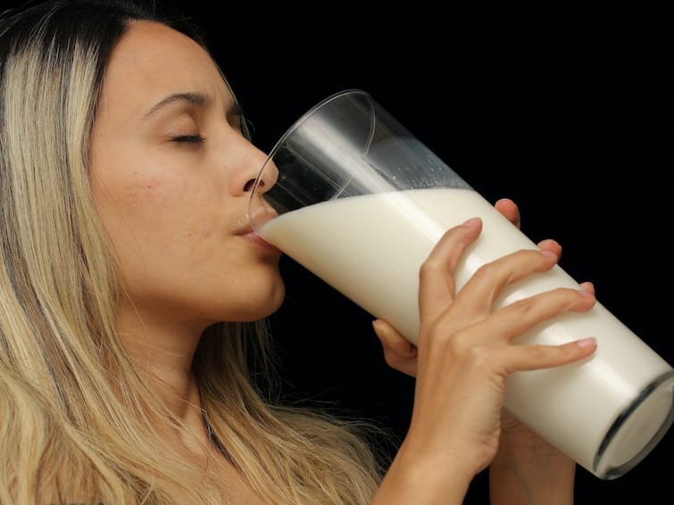 milk will help you to loose weight here is the reasons Weight Loss Tips : బరువు తగ్గాలంటే పాలు మానేయడం కాదు.. తాగండి
