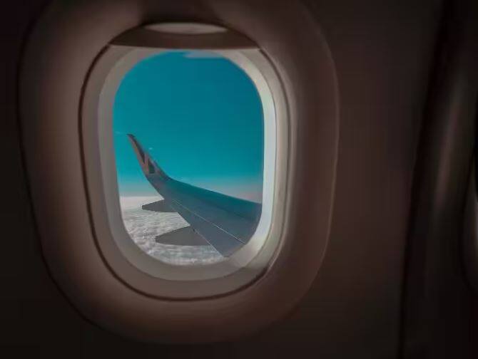 Airplane Windows : ਜਦੋਂ ਵੀ ਤੁਸੀਂ ਹਵਾਈ ਜਹਾਜ਼ ਰਾਹੀਂ ਸਫ਼ਰ ਕਰਦੇ ਹੋ, ਤਾਂ ਤੁਸੀਂ ਹਵਾਈ ਜਹਾਜ਼ ਦੀ ਬਣਤਰ, ਰੰਗ ਅਤੇ ਆਕਾਰ ਵੱਲ ਧਿਆਨ ਦਿੱਤਾ ਹੋਵੇਗਾ। ਤੁਸੀਂ ਦੇਖਿਆ ਹੋਵੇਗਾ ਕਿ ਜਹਾਜ਼ ਦੀਆਂ ਖਿੜਕੀਆਂ ਗੋਲ ਆਕਾਰ ਦੀਆਂ ਹੁੰਦੀਆਂ ਹਨ।