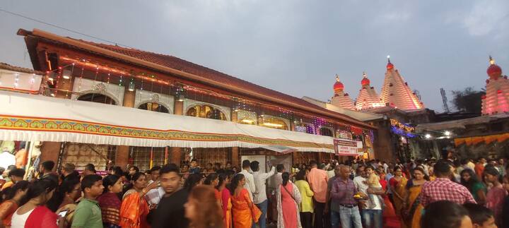 नवरात्रोत्सवात प्रतिपदेला तिची सिंहासनारूढ पूजा बांधली जाते. सिंह हे शौर्य, सामर्थ्य, ऐश्वर्य व सत्तेचे प्रतीक आहे. श्री अंबाबाई ही विश्वाची सार्वभौम सत्ताधीश असल्याने घटस्थापनेला या रूपातील पूजा बांधली जाते.