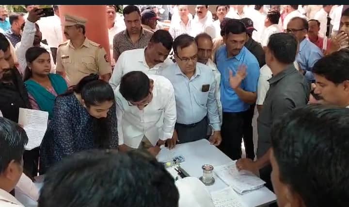 यावेळी लोकांच्या प्रश्नावर तात्काळ तोडगा अजित पवार काढतात त्यामुळे या जनता दरबाराला नागरिकांची मोठी गर्दी असते.