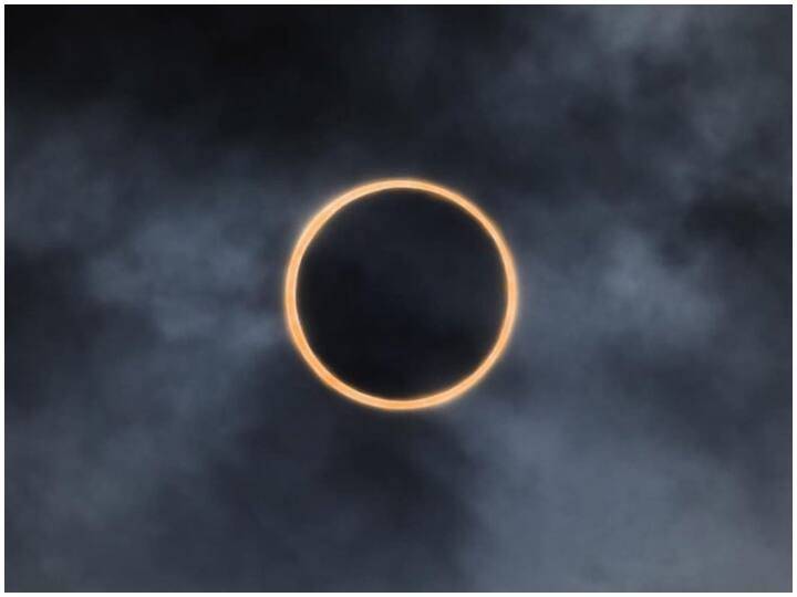 Solar Eclipse Photos: शनिवार रात को साल का आखिरी सूर्यग्रहण देखा गया. जब भारत में रात हो रही थी, उस वक्त दूसरे देश के लोग नजारे का साक्षी बने थे. तो देखते हैं सूरज कैसा दिख रहा था.