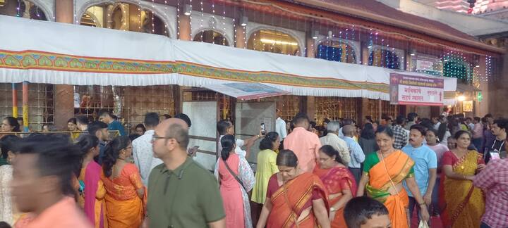 सकाळी साडेआठ वाजता तोफेच्या सलामीने मंदिरात घटस्थापना झाली.