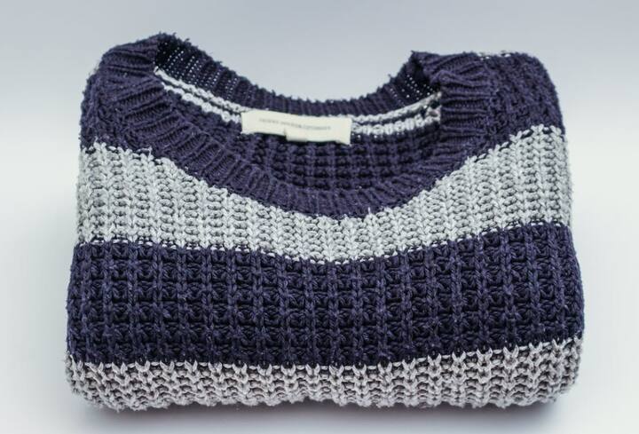 साडीवरील तेलकट डाग काढण्यासाठी त्यावर टालकम पावडर चोळून साडी धुवून घ्यावी.