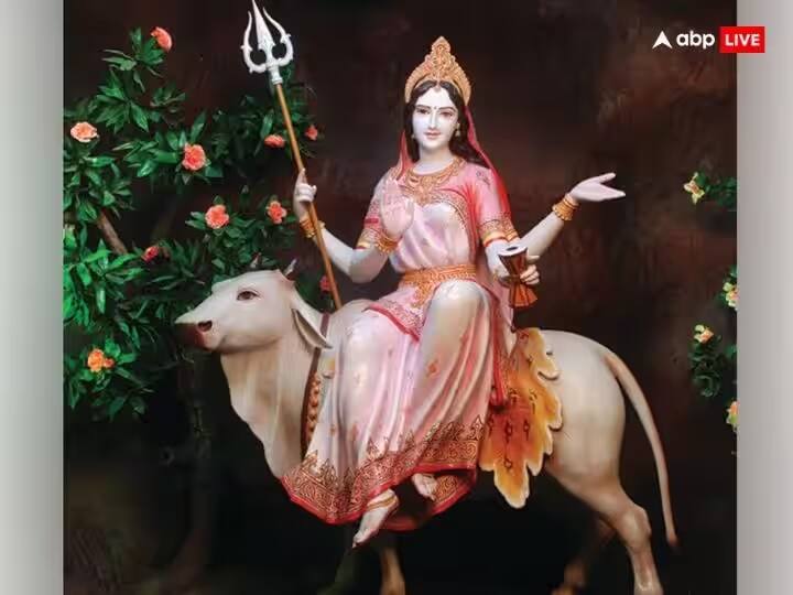 નવરાત્રિ 2023 અષ્ટમી તિથિ (જાંબલી) - 22મી ઓક્ટોબરે જાંબલી રંગના વસ્ત્રો પહેરીને દેવી મહાગૌરીની પૂજા કરો. નવદુર્ગાની પૂજામાં જાંબલી રંગનો ઉપયોગ કરવાથી ભક્તોને સુખ-સમૃદ્ધિની પ્રાપ્તિ થાય છે.