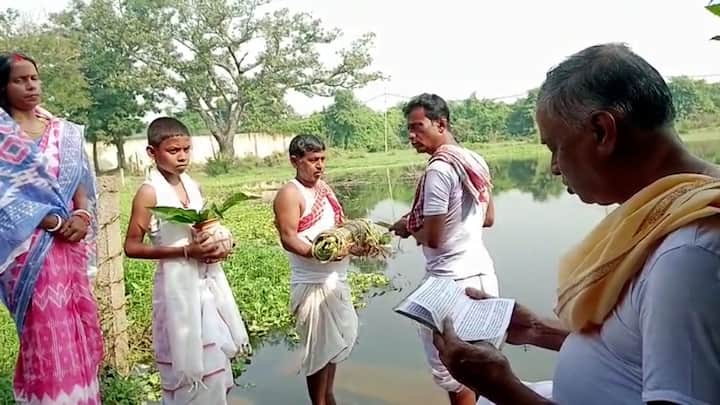 শারদোৎসবের এই টেস্ট ম্য়াচ মেজাজের মধ্যেও ব্যতিক্রম পশ্চিম বর্ধমানের হীরাপুরের ধেনুয়া গ্রামের এই পুজো।
