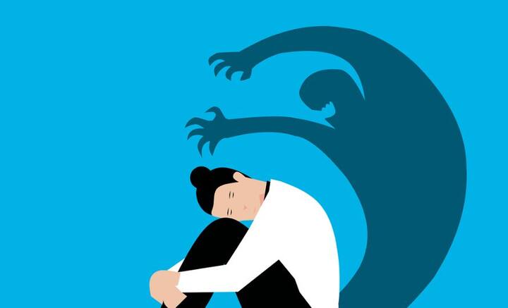 বিশেষজ্ঞদের মতে, মানসিক চাপ, উৎকণ্ঠা থেকেও ত্বকে সমস্যা দেখা দেয়। মানসিক অশান্তির মধ্যে দিয়ে গেলে স্ট্রেস হরমোন কর্টিসল নির্গত হয় শরীরে। তা থেকে সমস্যা দেখা দেয়।