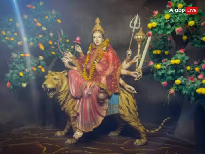 નવરાત્રિ 2023 દ્વિતિયા તિથિ (સફેદ) – 16મી ઓક્ટોબરે નવરાત્રિનો બીજો દિવસ માતા બ્રહ્મચારિણીને સમર્પિત કરવામાં આવશે. આ દિવસે સોમવાર છે તેથી સફેદ વસ્ત્રો પહેરીને પૂજા કરવાથી દેવીની સાથે ભોલેનાથના આશીર્વાદ મળશે.શ્વેરાંગ પવિત્રતા અને શાંતિનું પ્રતિક છે, તે આત્મવિશ્વાસ વધારે છે.