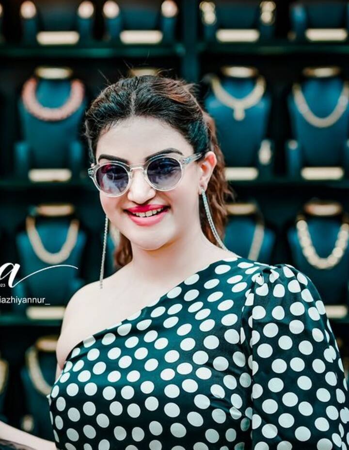 તેની તમામ તસવીરો આગની જેમ વાયરલ થાય છે. હની રોઝ મલયાલમ ફિલ્મ ઈન્ડસ્ટ્રીની સૌથી ખૂબસૂરત અભિનેત્રીઓમાંની એક છે.
