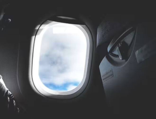 ਹਵਾਈ ਜਹਾਜ਼ ਦੀਆਂ ਖਿੜਕੀਆਂ ਹਮੇਸ਼ਾ ਗੋਲ ਨਹੀਂ ਹੁੰਦੀਆਂ ਸਨ ਪਰ ਪਹਿਲਾਂ ਚੌਰਸ ਖਿੜਕੀਆਂ ਵੀ ਹੁੰਦੀਆਂ ਸਨ। ਪਹਿਲਾਂ ਹਵਾਈ ਜਹਾਜ ਦੀ ਰਫ਼ਤਾਰ ਘੱਟ ਸੀ ਅਤੇ ਇਹ ਜ਼ਿਆਦਾ ਉਚਾਈ 'ਤੇ ਨਹੀਂ ਉੱਡਦਾ ਸੀ ਅਤੇ ਇਸ ਸਭ ਕਾਰਨ ਜ਼ਿਆਦਾ ਈਂਧਨ ਦੀ ਖਪਤ ਹੁੰਦੀ ਸੀ। ਇਸ ਲਈ ਇਸ ਵਿੱਚ ਬਦਲਾਅ ਕੀਤੇ ਗਏ ਹਨ।