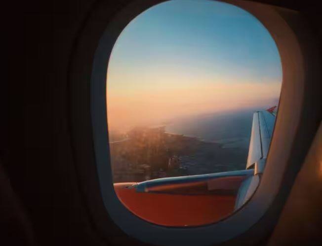 ਜਦੋਂ ਜਹਾਜ਼ ਅਸਮਾਨ ਵਿੱਚ ਹੁੰਦਾ ਹੈ, ਤਾਂ ਜਹਾਜ਼ ਦੇ ਅੰਦਰ ਅਤੇ ਬਾਹਰ ਹਵਾ ਦਾ ਦਬਾਅ ਹੁੰਦਾ ਹੈ ਅਤੇ ਇਹ ਦਬਾਅ ਬਦਲਦਾ ਰਹਿੰਦਾ ਹੈ, ਇਸ ਲਈ ਹਵਾਈ ਜਹਾਜ਼ ਵਿੱਚ ਗੋਲ ਖਿੜਕੀਆਂ ਲਗਾਈਆਂ ਜਾਂਦੀਆਂ ਹਨ। ਗੋਲ ਖਿੜਕੀ ਦੇ ਕਾਰਨ, ਉੱਚਾਈ ਅਤੇ ਗਤੀ 'ਤੇ ਹਵਾਈ ਜਹਾਜ਼ ਦੇ ਟੁੱਟਣ ਦੀ ਸੰਭਾਵਨਾ ਘੱਟ ਹੈ।