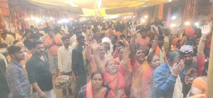 शारदीय नवरात्रोत्सवाच्या निमित्ताने नाशिकच्या वणी येथील सप्तशृंगी गड भाविकांच्या गर्दीने दणाणून गेला आहे.