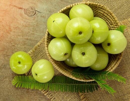 आवळा जास्त प्रमाणात सेवन केल्यास पोट खराब होऊ शकते. डायरिया आणि पोटाशी संबंधित अनेक समस्या उद्भवू शकतात.