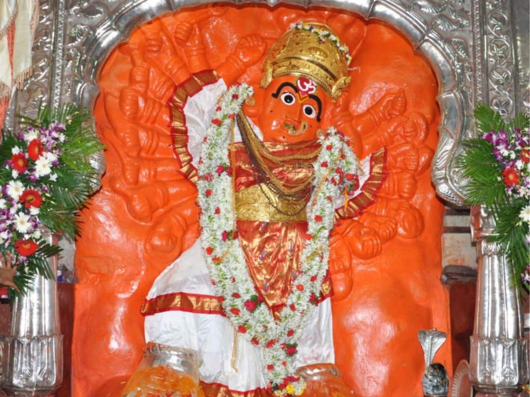 Navratri 2023 Nashik Vani Saptashrungi Mata Shardiya Navratri Utsav Begin Marathi News सप्तशृंगीचा उदो उदो! आजपासून शारदीय नवरात्रोत्सवाला प्रारंभ, देवीच्या आभूषणांची भव्य मिरवणूक