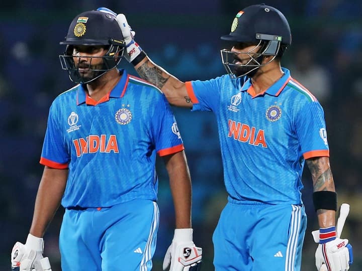 Virat and Rohit: वर्ल्ड कप 2023 में हिस्सा ले रहे क्रिकेटर्स में विराटऔर रोहित की गिनती पांच सबसे ज्यादा अमीर खिलाड़ियों में है. इस लिस्ट में विराट जहां पहले नंबर पर हैं, वहीं रोहित का नंबर तीसरा है.