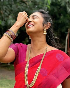Gruhalakshmi Kasthuri Shankar Photos: ఎర్రచీరలో వెలిగిపోతున్న గృహలక్ష్మి