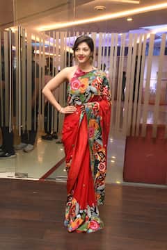 Mehreen Pirzada: రెడ్ శారీలో హాట్‌గా మెహ్రీన్, ఈవెంట్‌లో పోజులిస్తూ ఫోటోలు