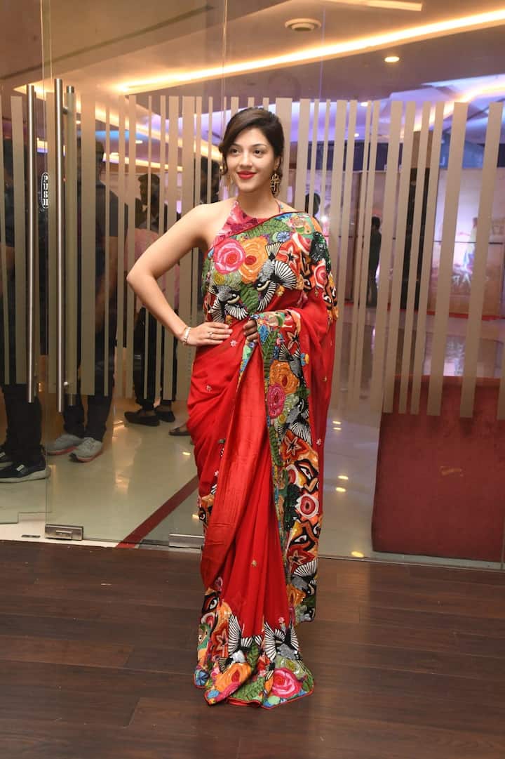 పంజాబీ ముద్దుగుమ్మ మెహ్రీన్.. హీరోయిన్గా వెండితెరపై మెరిసి చాలాకాలమే అయ్యింది. గతేడాది ‘ఎఫ్ 3’ చిత్రంతో ప్రేక్షకులను అలరించిన తర్వాత అసలు సినిమాల్లో మళ్లీ తన జాడే లేదు. దీంతో మెహ్రీన్ ఎప్పుడెప్పుడు కమ్బ్యాక్ ఇస్తుందా అని తన ఫ్యాన్స్ ఎదురుచూస్తున్నారు. ఇంతలోనే ఒక ఈవెంట్కు రెడ్ కలర్ శారీలో హాజరయిన మెహ్రీన్ ఫోటోలు సోషల్ మీడియాలో వైరల్ అవుతున్నాయి. Image Credit: Mehreen Pirzada