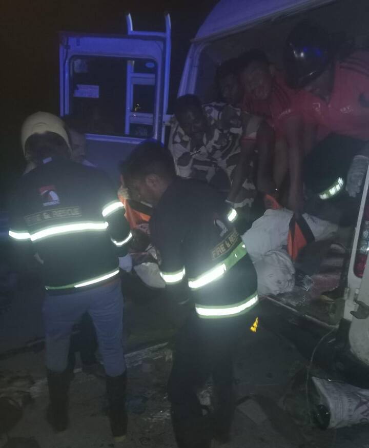 दरम्यान, अपघाताची माहिती मिळताच वैजापूरसह आजूबाजूच्या गावातील नागरिकांनी घटनास्थळी धाव घेतली.