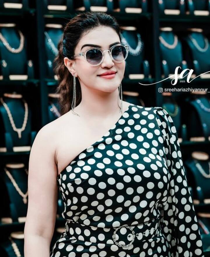 Honey Rose PHOTO: હની રોઝ સોશિયલ મીડિયા પર સૌથી વધુ એક્ટિવ સેલિબ્રિટીમાંથી એક છે. હની રોઝ લેટેસ્ટ ટ્રેન્ડિંગ સ્ટાર છે.