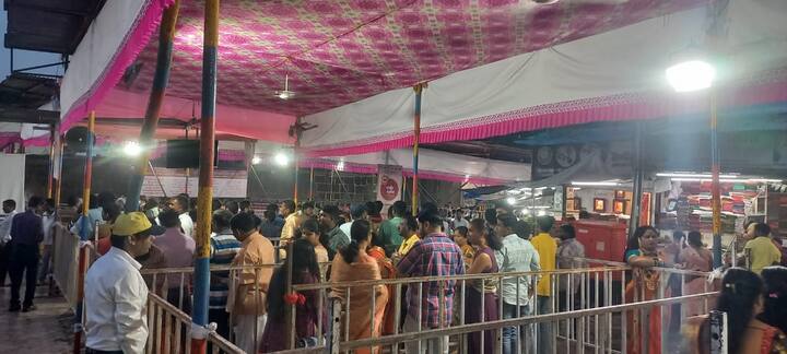 दुसरीकडे, रविवार असल्याने नवरात्रौत्सवाच्या पहिल्याच दिवशी भाविकांनी अंबाबाई दर्शनासाठी अलोट गर्दी केली होती.