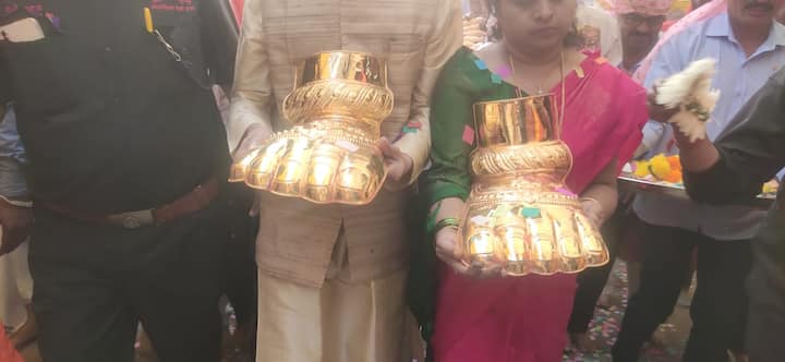 आज सकाळी सात वाजता ट्रस्टच्या मुख्य कार्यालय ते मंदिरापर्यंत देवीच्या सुवर्ण अलंकारांची व आभूषणांची मिरवणूक काढण्यात आली.