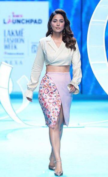 ਰੈਂਪ 'ਤੇ ਵਾਕ ਕਰਦੇ ਹੋਏ ਹਿਨਾ ਖਾਨ ਨੇ ਜਿੱਤਿਆ ਫੈਨਜ਼ ਦਾ ਦਿਲ