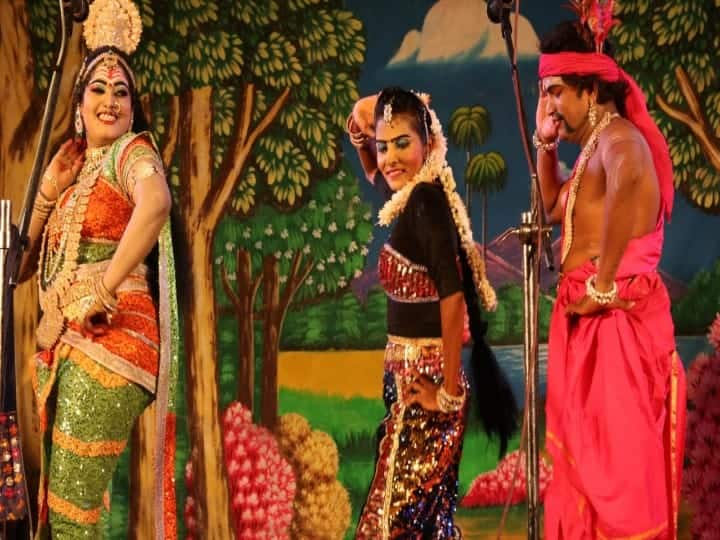 The students clapped their hands enjoying the rural music of the 'Valli marriage drama' held in the college Madurai: கல்லூரியில் நடந்த 'வள்ளி திருமண நாடகம்'.. கிராமிய இசையை ரசித்து கை தட்டிய மாணவர்கள்!