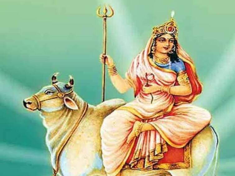 Navratri Puja Goddess Durga  Day one worship of Shailputri form of Goddess Marathi News Navratri Puja: नवरात्रीच्या पहिल्या दिवशी देवीच्या शैलपुत्री रूपाची पूजा....