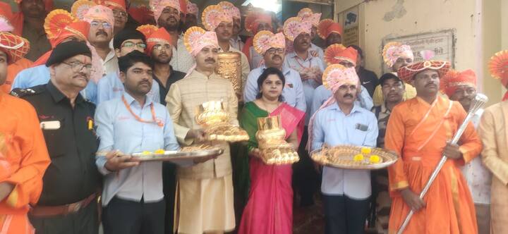 साडेतीन शक्तीपीठांपैकी (Navratri 2023) अर्धशक्तीपीठ म्हणून ओळख असलेल्या नाशिकच्या वणी येथील सप्तशृंगी गड भाविकांच्या गर्दीने दणाणून गेला आहे.