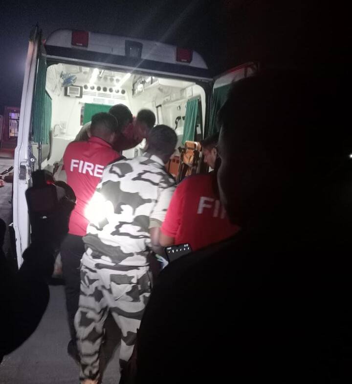 अपघातग्रस्तांना तात्काळ मदत करण्यात आली. सर्व जखमींना रुग्णवाहिकेतून शासकीय रुग्णालयात दाखल करण्यात आले.