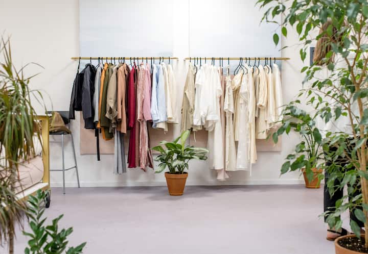 कपड्यांवर पडलेले डाग काढण्याकरता त्यावर टूथपेस्ट लावून नंतर धुवून घ्या.