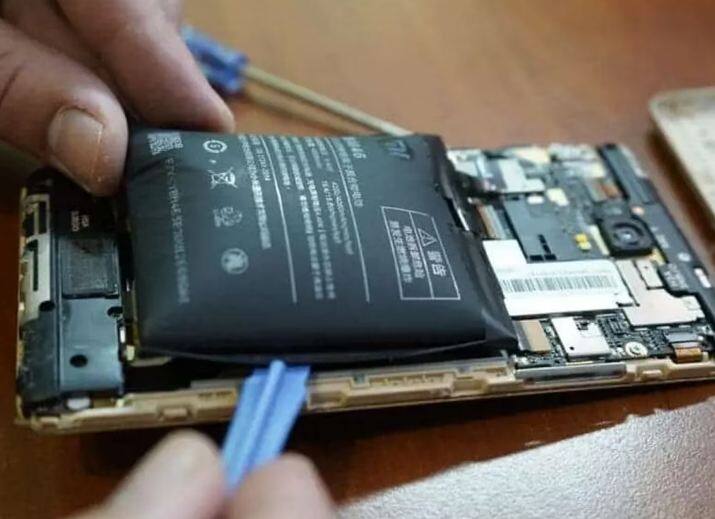 ਬੈਟਰੀ ਦੇ ਸਭ ਤੋਂ ਵੱਡੇ ਉਪਭੋਗਤਾ ਬੈਕਗ੍ਰਾਉਂਡ ਐਪਲੀਕੇਸ਼ਨ ਹਨ, ਜੋ ਤੁਹਾਡੇ ਸਮਾਰਟਫੋਨ 'ਤੇ ਚੱਲਦੇ ਰਹਿੰਦੇ ਹਨ, ਜੇਕਰ ਤੁਸੀਂ ਚਾਹੁੰਦੇ ਹੋ ਕਿ ਸਮਾਰਟਫੋਨ ਦੀ ਬੈਟਰੀ ਕਦੇ ਵੀ ਖਤਮ ਨਾ ਹੋਵੇ ਤਾਂ ਤੁਹਾਨੂੰ ਉਨ੍ਹਾਂ ਨੂੰ ਹਮੇਸ਼ਾ ਅਯੋਗ ਰੱਖਣਾ ਚਾਹੀਦਾ ਹੈ ਅਤੇ ਤੁਸੀਂ ਇਸ ਨਾਲ ਬੈਟਰੀ ਦੀ ਉਮਰ ਵਧਾ ਸਕਦੇ ਹੋ।