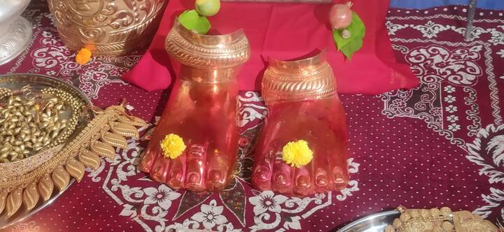 सकाळी सात वाजेच्या सुमारास सप्तशृंगी देवस्थान ट्रस्ट कार्यालयापासून ते देवी मंदिरापर्यत देवीच्या आभूषणांची भव्य मिरवणूक काढण्यात आली.