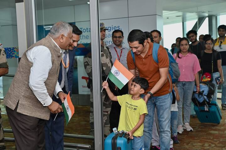 इस्रायलमध्ये अडकलेल्या भारतीयांच्या सुटकेसाठी भारताने ऑपरेशन अजय हाती घेतलं आहे. ऑपरेशन अजय अंतर्गत आतापर्यंत 500 हून भारतीय सुखरुप परतले आहेत.