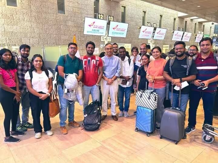 इस्रायल-हमास युद्धादरम्यान भारताच्या ऑपरेशन अजय अंतर्गत इस्रायलमध्ये अडकलेल्या भारतीय नागरिकांना घेऊन येणारे चौथे विमान रविवारी सकाळी नवी दिल्ली विमानतळावर पोहोचले.