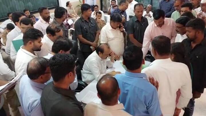 त्यामुळे या दरबारात खचाखच गर्दी होताना दिसते.