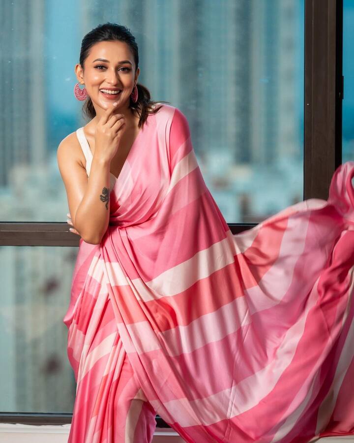 এইটুকু বলে একটু থামলেন মিমি, তারপর হেসে ফেলে বললেন.. 'আর একটা খাবার আমি ভীষণ ভালবাসি, তবে জানি না সবার সামনে এটা বললে মানুষ আমায় কী ভাববে! সেটা হল, আলুর তরকারি, লুচি আর রসগোল্লার রস... সবাই জানে আমি মিষ্টি ভীষণ ভালবাসি। আর পুজোর সময় লুচি, তরকারি ওই রসগোল্লার রস দিয়ে মেখে... পুরো ওই ব্যাপারটা দারুণ লাগে আমার।'