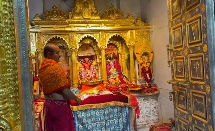 પાવગઢમાં વહેલી સવારથી માતાજીનાં દર્શન માટે ભક્તોએ લાંબી કતારો લગાવી છે.