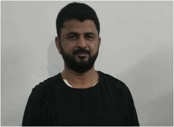 Samajwadi Party leader Mohammad Muzaffar arrested in Prayagraj Accused Com Smuggling ANN Prayagraj News: फरार चल रहा सपा नेता मोहम्मद मुजफ्फर हुआ गिरफ्तार, पुलिस से बचने के लिए पहना था बुर्का