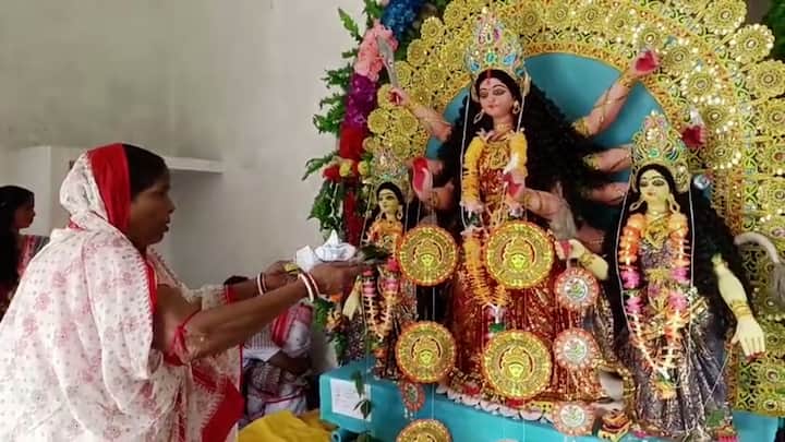স্থানীয় জনশ্রুতি, তেজানন্দ ব্রহ্মচারী নামের এক সাধক দেবীর স্বপ্নাদেশ পেয়ে এই পুজো শুরু করেন।
